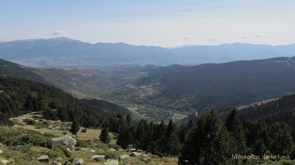Abajo el valle de Meranges o del Río Durán, al otro lado el amplio valle de La Cerdaña